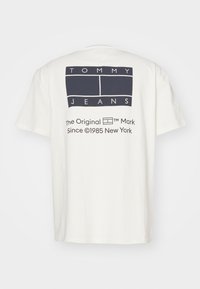 Tommy Jeans ESSENTIAL FLAG TEE - T-shirt con stampa - ancient white