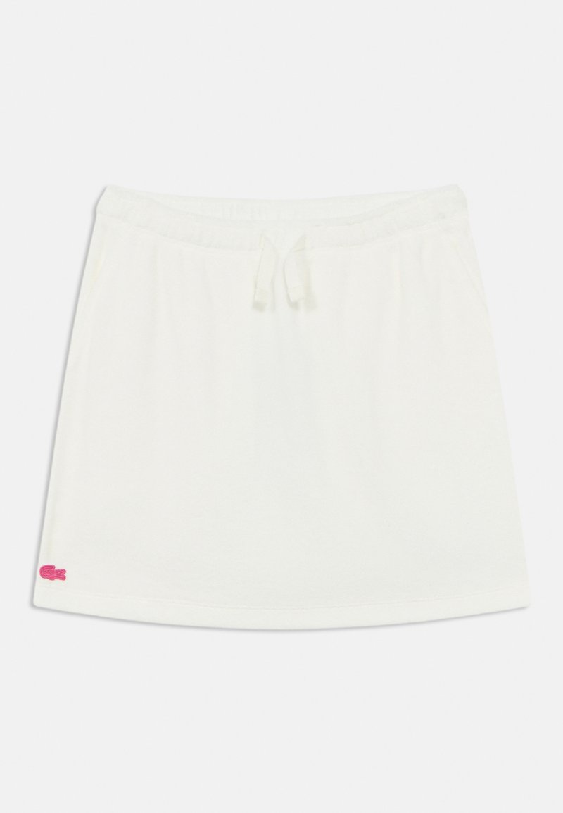 Άσπρη βαμβακερή φούστα με ελαστική μέση και κορδόνι, με μικρό ροζ λογότυπο στο κάτω αριστερό μέρος. Λείο ύφασμα, casual σχέδιο.