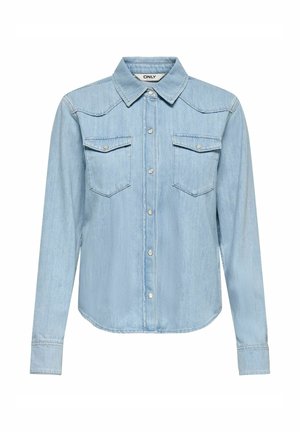 Camicia di jeans azzurro chiaro a maniche lunghe con colletto a punta, due tasche sul petto, chiusura frontale con bottoni e texture semplice.