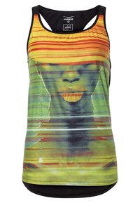 Multikleurige tanktop met een grafisch ontwerp van een gezicht, afgezet met levendige groene, oranje en gele strepen. Zwarte afwerking en een sportieve snit.