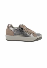 Sneaker metallico grigio e beige con scamosciato e pelle, suola bianca piatta, lacci e dettaglio con zip sul lato esterno.