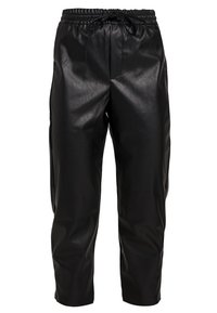 Zwarte leren broek met een elastische tailleband, trekkoorddetails en een gladde textuur, met een ontspannen pasvorm en zijzakken.