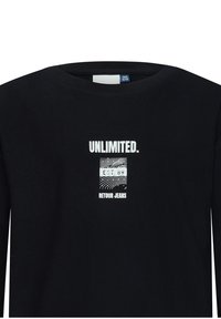 Czarny t-shirt z długim rękawem wykonany z bawełny, z okrągłym dekoltem, z białą grafiką, która zawiera tekst "UNLIMITED." oraz "RETRO JEANS."