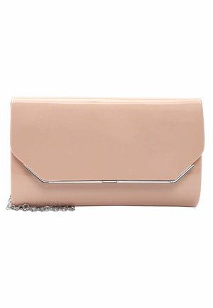 Rektangulær beige clutch taske med blank finish, sølvmetaltrim på klappen og en kort sølvkæde delvist synlig nederst til venstre.