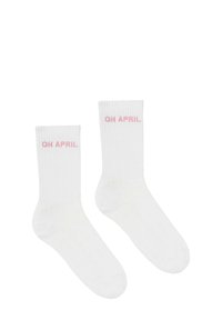 Hvite bomull crew sokker med ribbet tekstur og rosa "OH APRIL" bokstaver på mansjetten. Standard form med forsterket tå og hæl.