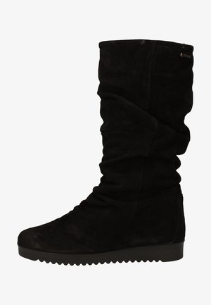 Czarne zamszowe botki do kolan z pomarszczoną teksturą, zaokrąglonym noskiem i masywną gumową podeszwą z ząbkowanym brzegiem zapewniającym przyczepność.