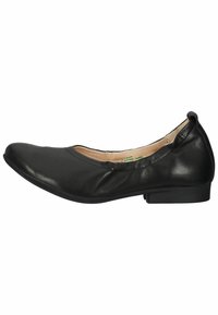 Ballerines en cuir noir avec un bout rond, des coutures minimales et un petit talon carré. Texture lisse avec un design simple et classique.