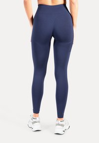 Navy blue legging met hoge taille, gemaakt van rekbare stof met een gladde textuur. Heeft een zijzak, aansluitend ontwerp en enkel lengte.