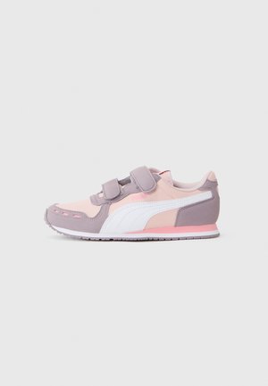 Velcro idrettssko med rosa og lavendel syntetisk overdel, hvite detaljer, en teksturert såle, og ventilasjonshull på tåområdet.