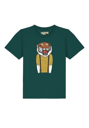 Groen T-shirt met korte mouwen, met een grafische afbeelding van een tijgerkop, gekleed in een gele gestipte hemd en bretels, bedrukt op een zachte stof.