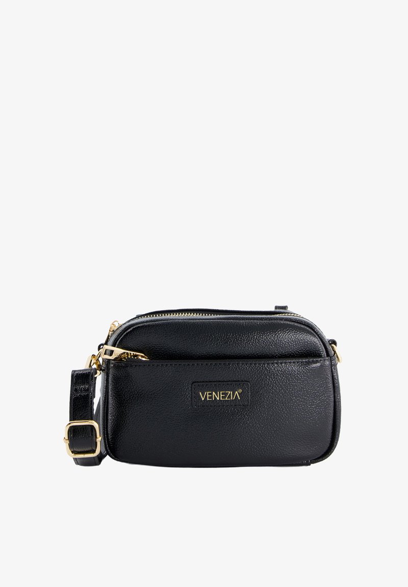 Schwarze Leder-Umhängetasche mit strukturierter Oberfläche, goldenen Hardware-Akzenten, einem oberen Reißverschluss und einem abnehmbaren Tragegurt. Mit dem Markennamen "VENEZIA."