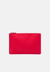 Pochette en cuir rouge avec fermeture éclair, surface texturée, forme rectangulaire et design minimaliste. Présente un logo discret embossé à l'avant.