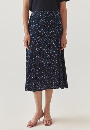 Jupe mi-longue marine avec une silhouette fluide, présentant un motif de feuilles colorées en rose et bleu. Tissu lisse, taille élastique.
