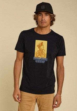 T-shirt en coton noir avec un graphique jaune représentant un cycliste et le texte "NYC BIKE CREW" en bleu en dessous, col rond, manches courtes.