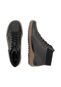 Schwarze Leder-Mid-Top-Schuhe mit strukturiertem Finish, braunen Nähten und Gummisohle; ausgestattet mit Schnürsenkeln und einem Seiteneingang.