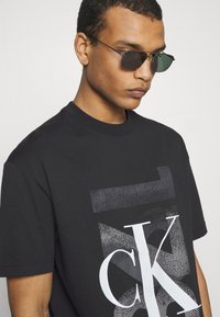Calvin Klein Jeans VARSITY UNISEX - Majica kratkih rukava s printom - black