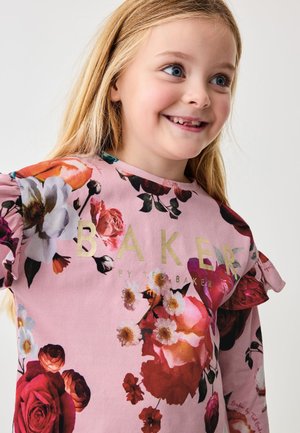 Roosa pika varrukaga shirt, millel on erinevates värvides lillemotiiv, volangvarrukad ja kuldne tekst "BAKER by TED BAKER." Pehme kangastekstuurne.