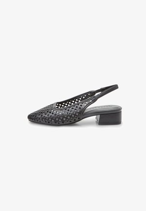 Scarpa slingback nera traforata con punta affilata e tacco spesso. Presenta motivi geometrici ritagliati e una texture liscia.