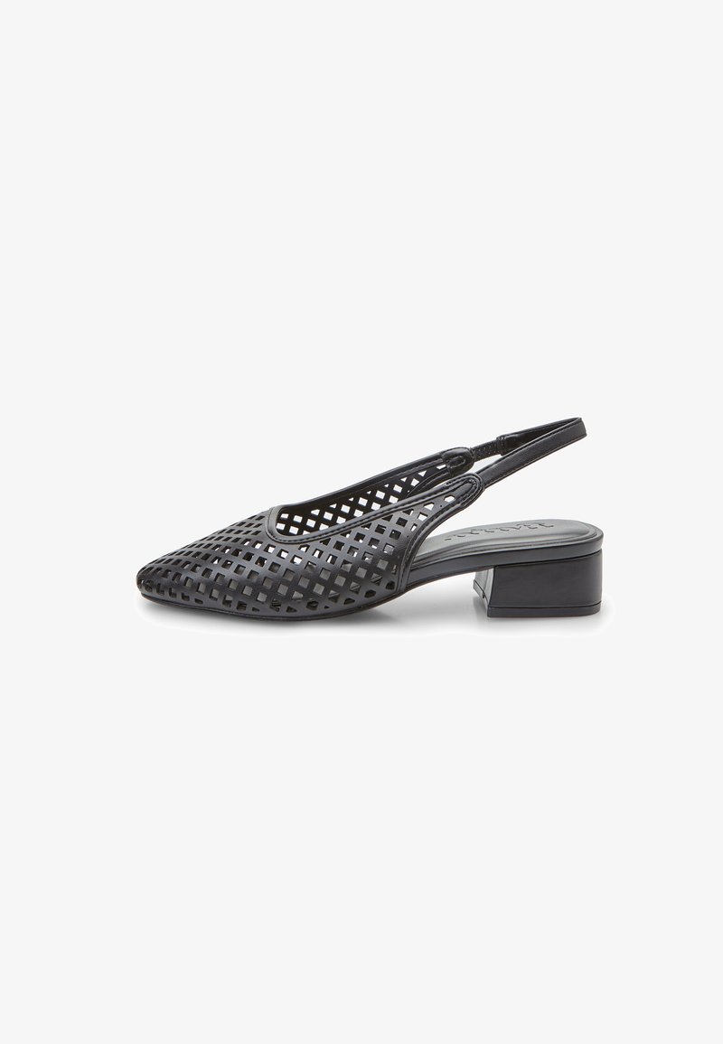 Zapato slingback negro perforado con punta puntiaguda y tacón grueso. Presenta patrones geométricos recortados y una textura suave.