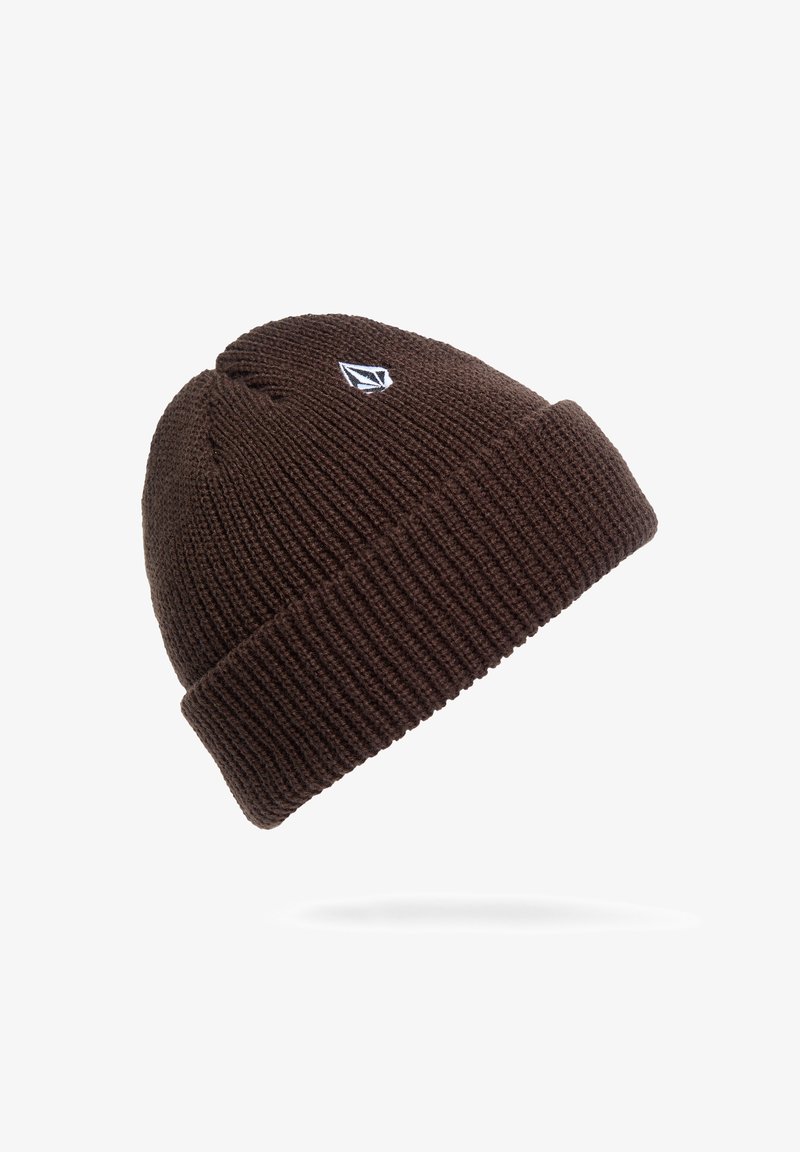 Brun strikket beaniehat med ribbet tekstur og en foldet kant. Har et lille hvidt logo på fronten.