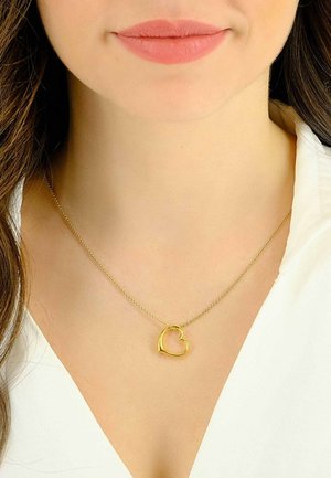 Goldene Halskette mit einer dünnen Kette und einem einfachen herzförmigen Anhänger. Das Herz hat eine glatte Oberfläche und ist zentral positioniert.