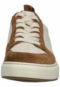 Mocka och tyg sneakers i beige och bruna nyanser, med beiga snören, perforerade detaljer och en tjock vit gummisula.