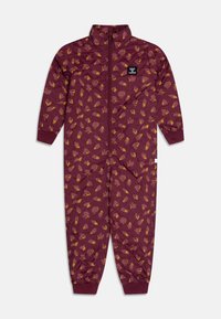 Burgundyröd vadderad overall med hög krage, full dragkedja, elastiska ärmmuddar och ett mönster av gula och bruna former. Storlek för barn.