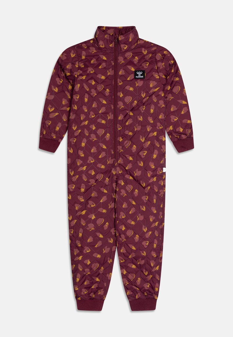 Burgundyröd vadderad overall med hög krage, full dragkedja, elastiska ärmmuddar och ett mönster av gula och bruna former. Storlek för barn.
