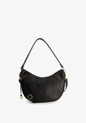 Sac à main en cuir noir à la forme incurvée, avec des accents en métal doré et une fermeture éclair. Il dispose d'une poignée courte et d'une bandoulière réglable.