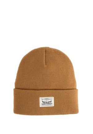 Gorro de punto marrón con puño doblado y una etiqueta rectangular blanca con el logo de Levi Strauss & Co. cosida en el frontal.