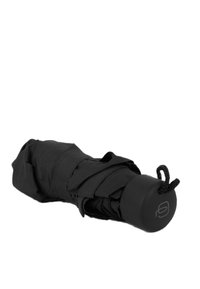 Ombrello nero compatto, con una copertura in tessuto dalla texture liscia, arrotolato strettamente, e un manico in gomma con un anello per il trasporto.