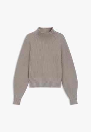 Gai pelēks diegu adīts džemperis ar augstu apkakli, garām balonveida piedurknēm un pieguļošajiem aprocēm, izklāts uz balta fona.