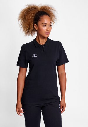Sort polo skjorte lavet af bomuld, med krave, korte ærmer og et hvidt logo på brystet. Glat tekstur og klassisk pasform.