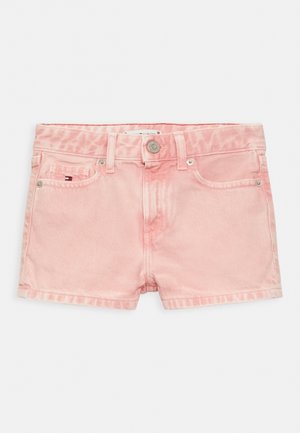 Lyserøde denimshorts med frontknap, bæltestropper og forlommer, lagt fladt på en hvid baggrund.