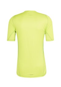 T-shirt a maniche corte in un vivace verde lime, con finiture testurizzate e cuciture in contrasto; l'etichetta reca la scritta "AEROREADY."