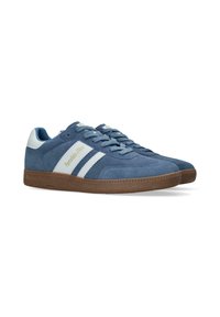 Blaue Wildledersneaker mit weißen Streifen, strukturiertem Gummisohle und hellblauem Innenfutter. Logo an der Seite angebracht.