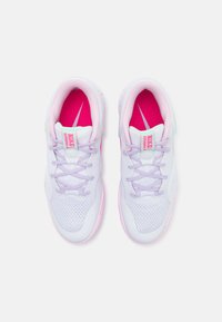 Scarpe sportive bianche con dettagli rosa, dotate di una parte superiore in rete, punta rotonda e suola flessibile. I lacci sono di colore lavanda e il marchio è visibile.