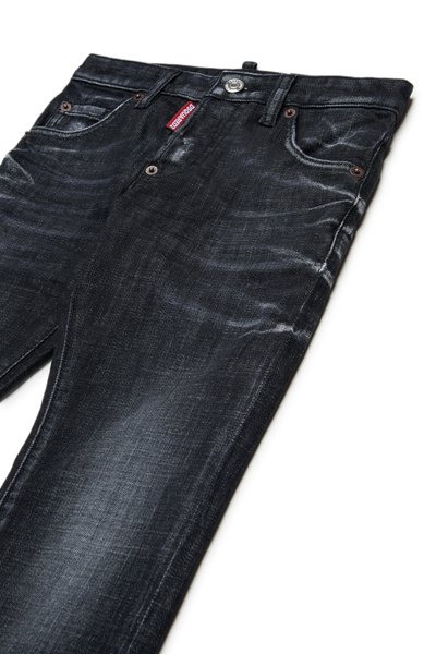 Jeans in denim blu scuro con una vestibilità slim, caratterizzati da un leggero sbiadimento, cinque tasche e accessori metallici. Etichetta Levi's visibile sulla cintura.