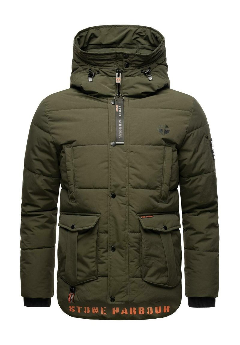 Olivgrön vadderad jacka med hög krage, dragsko på huvan, framfickor med tryckknappar och elastiska ärmslut. Har "STONE HARBOUR"-logotyp vid fållen.