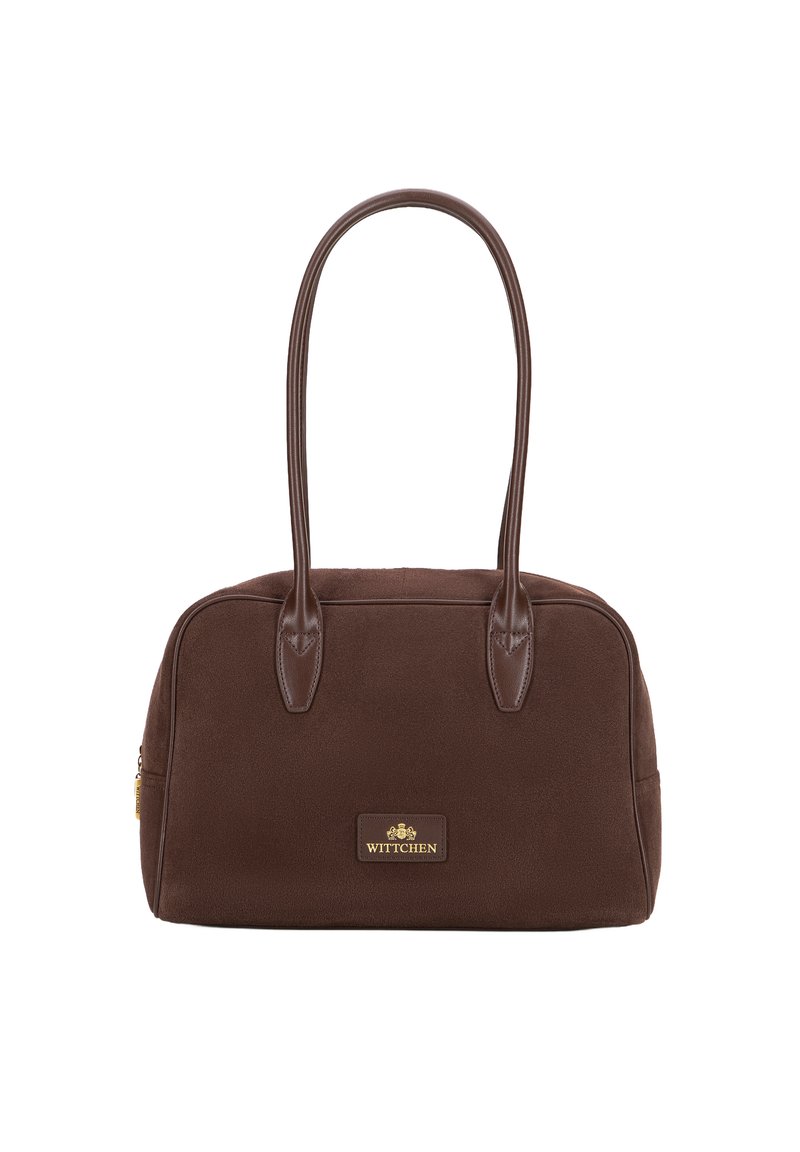 Bolso marrón con tela suave y acentos de cuero sintético. Cuenta con dos asas, cierre de cremallera y una placa de logo dorada en la parte frontal.