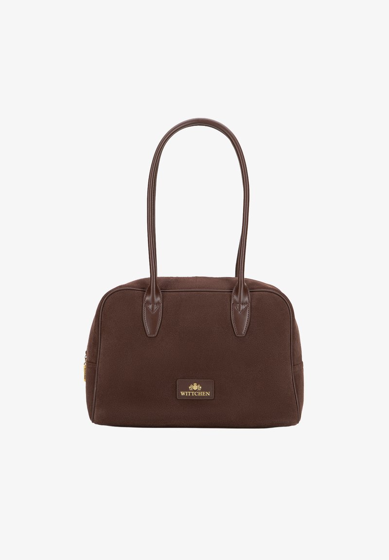 Bolso marrón con tela suave y acentos de cuero sintético. Cuenta con dos asas, cierre de cremallera y una placa de logo dorada en la parte frontal.