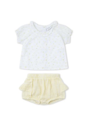 Camiseta blanca de bebé de manga corta con estampado floral amarillo y cuello con volantes, combinada con pantalones cortos amarillos a cuadros con volantes en el dobladillo.