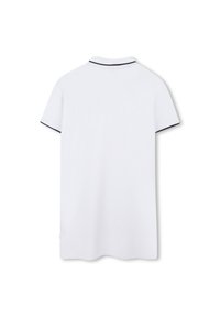 Camisa polo de manga curta branca com colarinho e bainhas de mangas em contraste escuros, apresentando uma textura suave e lisa e um corte clássico.