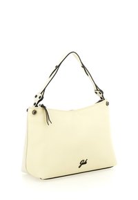 Borsa a mano in pelle color crema con forma arrotondata, dettagli in nero, doppio manico e chiusura con zip. Presenta un logo sul davanti.