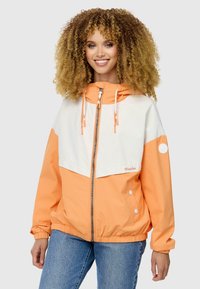 Zippar vindjacka med ett färgbloxdesign i vitt och orange. Har en huva, elastiska ärmslut och sidoknappar som accent. Mjuk textur.