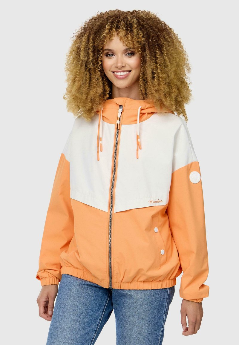 Zippar vindjacka med ett färgbloxdesign i vitt och orange. Har en huva, elastiska ärmslut och sidoknappar som accent. Mjuk textur.