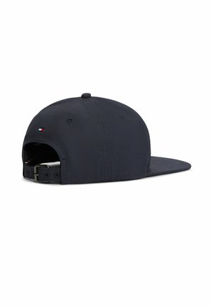 Navyblauwe verstelbare pet met een platte klep, metalen gesp en een klein rood-wit-blauw vlaglogo aan de achterzijde.