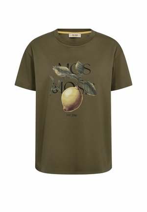 Oliwkowo-zielony t-shirt z krótkim rękawem z dużą ilustracją cytryny i zielonych liści umieszczoną nad czarnym napisem "MOS MOSH" oraz napisem "EST. 2010" poniżej.