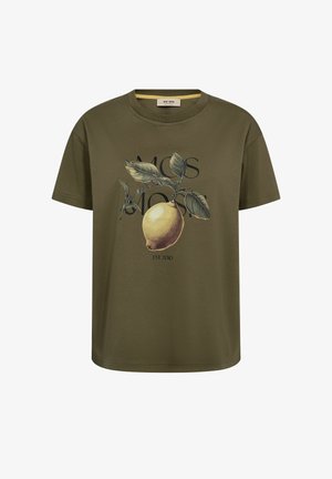 Oliwkowo-zielony t-shirt z krótkim rękawem z dużą ilustracją cytryny i zielonych liści umieszczoną nad czarnym napisem "MOS MOSH" oraz napisem "EST. 2010" poniżej.
