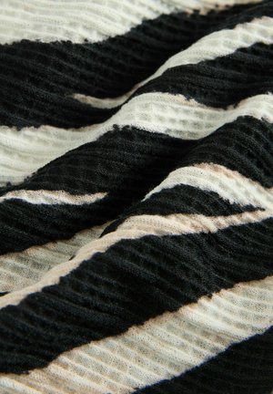 Tejido texturizado en negro y crema con rayas onduladas, que presenta líneas alternas gruesas y finas, creando un efecto visual en capas.